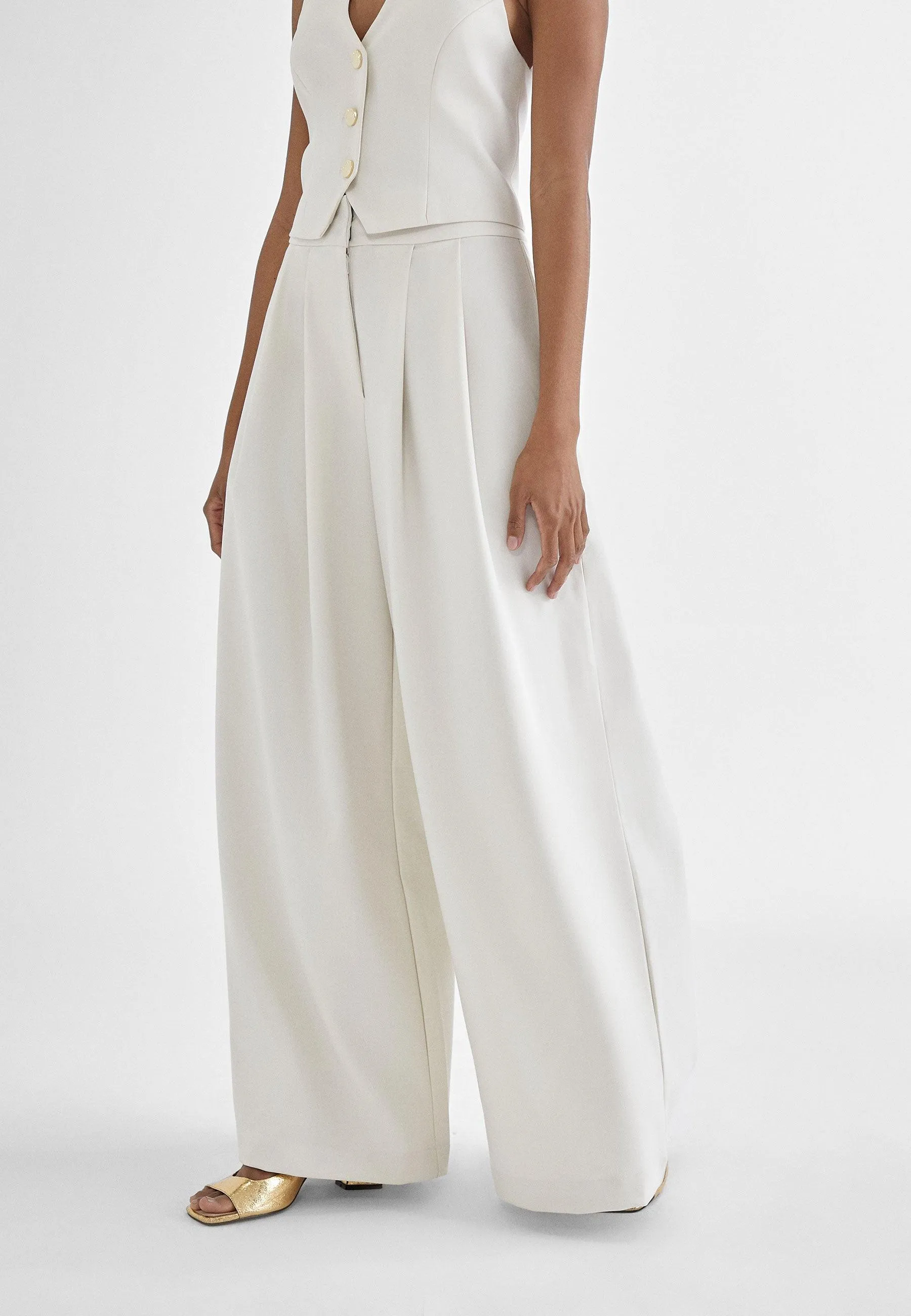 Wide pleated trousers