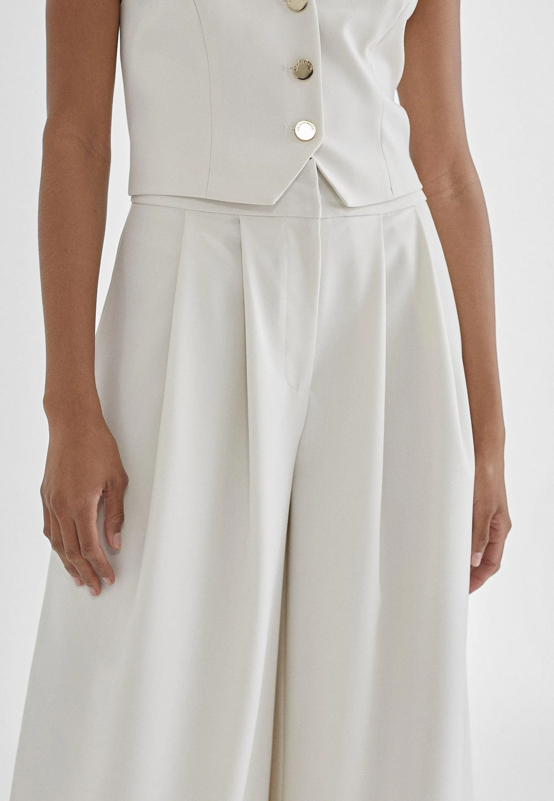 Wide pleated trousers